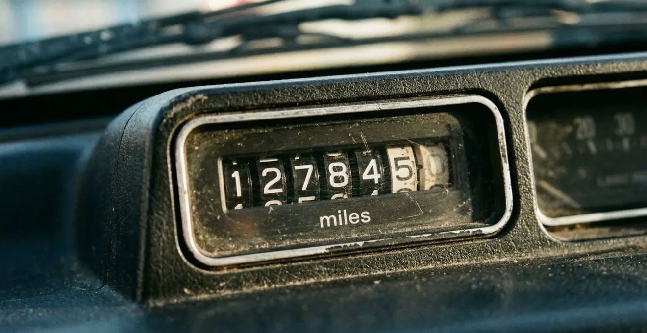 Gros plan sur un compteur kilométrique de tableau de bord automobile légèrement usé